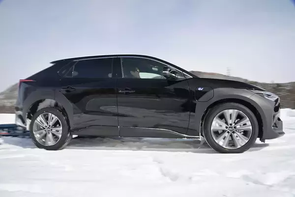 「【試乗】発売前なのにイキナリ雪道！　スバルのEV「ソルテラ」のAWDはやっぱりスバルらしさ全開だった」の画像