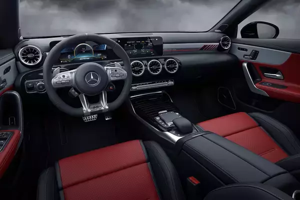 「ブランド誕生55周年を祝う特別仕様車をコンパクトモデルにも設定！　メルセデスAMG A 45 S 4MATICプラス／CLA 45 S 4MATICプラス「エディション55」を発表」の画像