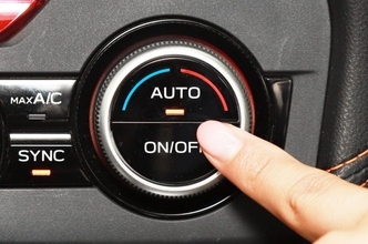 アイドリングストップしたら当然エアコンも停止！　灼熱の車内でも待機しなきゃならないバス運転士の対策とは