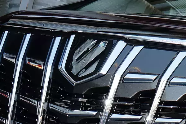 「ノアヴォク」も「アルヴェル」も「ハリアー」からも消滅！　車種別「エンブレム」廃止の裏にみえるトヨタの壮大な決意