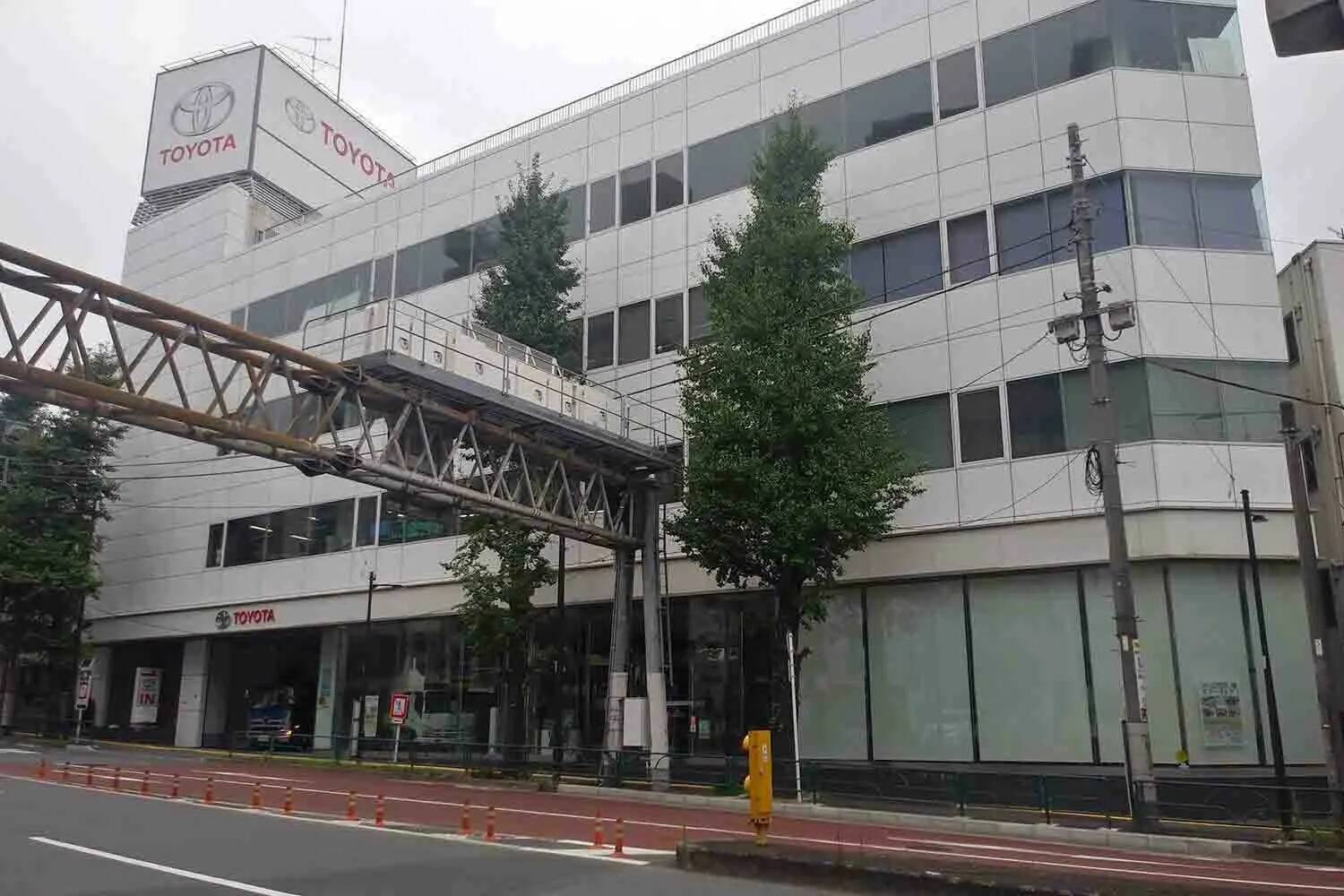 「ノアヴォク」も「アルヴェル」も「ハリアー」からも消滅！　車種別「エンブレム」廃止の裏にみえるトヨタの壮大な決意