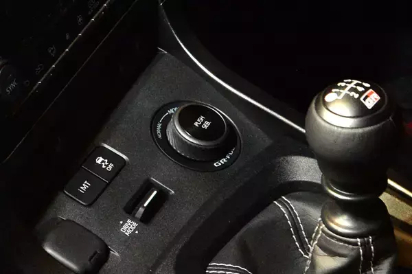 「モリゾウの勢いは止まらない！　WRCドライバーの名を冠したGRヤリス２台はまもなく抽選発売開始!!【大阪オートメッセ2024】」の画像