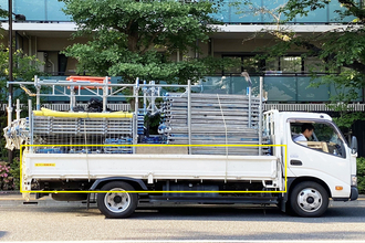 気を付けるべきは過積載だけにあらず！　トラックは積み荷を落としただけでも罪になる!!