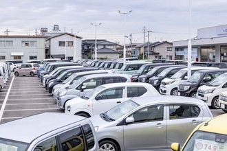 展示された中古車を奪って人を撥ねる重大事件発生！　大量のクルマを扱う中古車屋の鍵はどう管理するのが正解か？