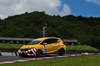 サーキットの舗装をチェックしてる……ワケじゃなくてレースに参戦！　高速道路でお馴染みの黄色いクルマが「公団ちゃん」の愛称でＳ耐に参戦している理由