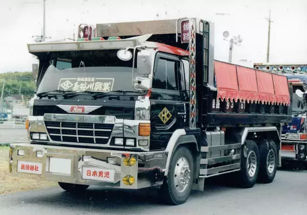 「デコトラたるもの「目」で語る！　デコトラ野郎がこだわり続けるヘッドライトカスタムの歴史」の画像