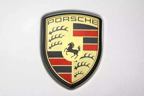 「俗に言われるフェラーリの馬とポルシェの馬は「同じ馬」説が怪しい！　調べに調べてわかった「ほぼ確実」な事実とは」の画像