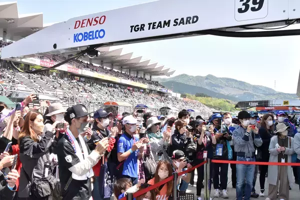 「コロナを吹き飛ばす勢いの大盛り上がり！　レース大好きな若手編集部員がスーパーGTのウラ側を覗いてみた」の画像