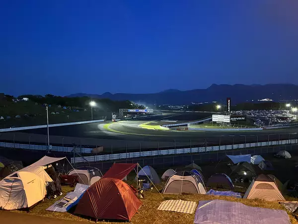 「コロナを吹き飛ばす勢いの大盛り上がり！　レース大好きな若手編集部員がスーパーGTのウラ側を覗いてみた」の画像