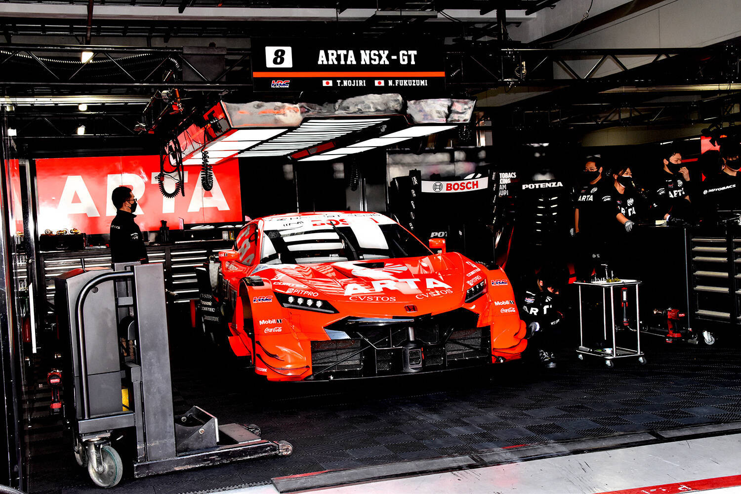 コロナを吹き飛ばす勢いの大盛り上がり！　レース大好きな若手編集部員がスーパーGTのウラ側を覗いてみた