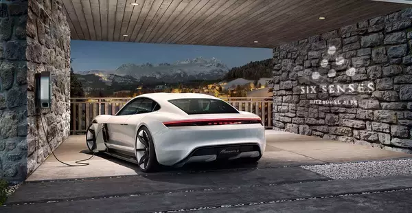 「オマケでポルシェ！　ベントレーごとエレベーターで自宅へ！　自動車メーカーとコラボした世界のカーガイ向け最高級住宅のトンデモ事情」の画像