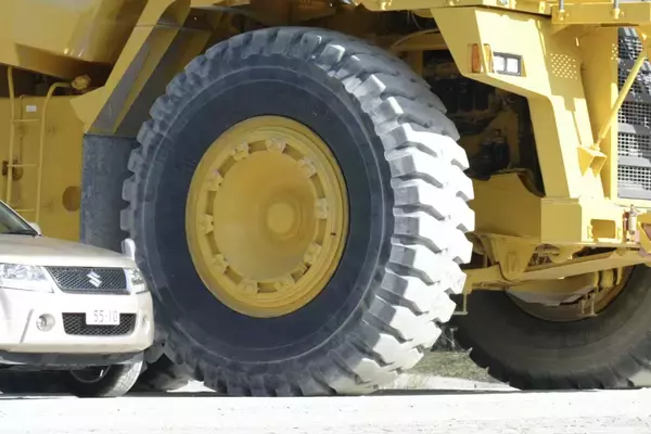 「家みたいな巨大な車両はタイヤも規格外！　ブリヂストンに直系４ｍの「ORタイヤ」の秘密を聞いてみた」の画像