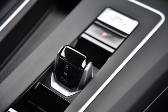 レクサスRZのF1みたいなハンドルは「ステア・バイ・ワイヤ」がゆえ！　ところで「ステア・バイ・ワイヤ」ってどんな得がある？