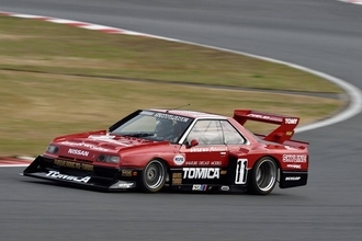 「黄色いヤツ」「黒金のマシン」！　チーム名を知らずとも覚えられる「スポンサーカラー」が主役のレーシングカーたち