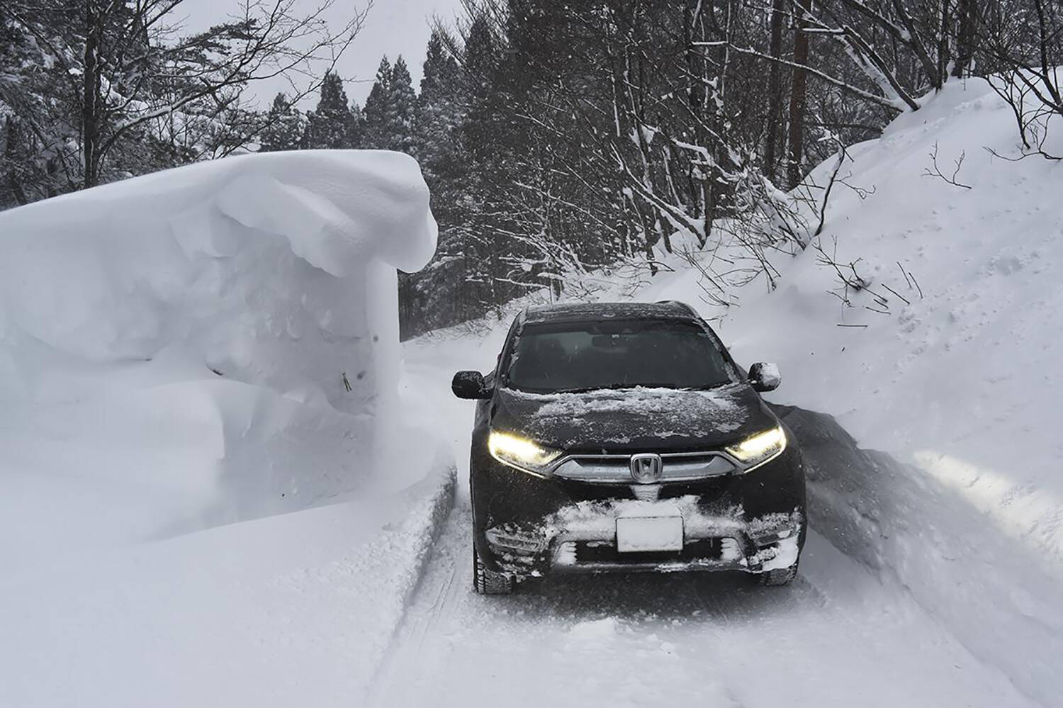 じつは事故に繋がる危険な行為！　クルマに雪を積んだまま走るのがNGな多数の理由