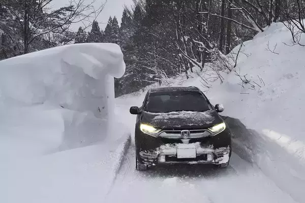 「じつは事故に繋がる危険な行為！　クルマに雪を積んだまま走るのがNGな多数の理由」の画像