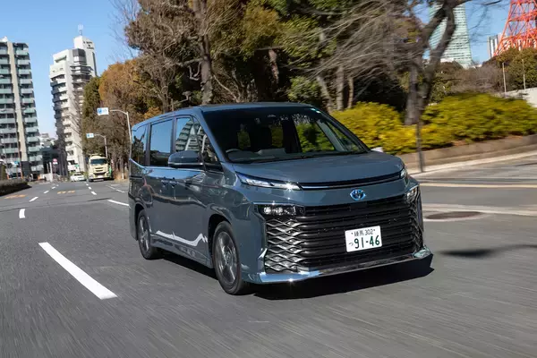 「【試乗】新型ノアヴォクに乗ったら気になったのはオラ顔だけ！　世界最高のミニバンと思える走りと装備をリポートする」の画像