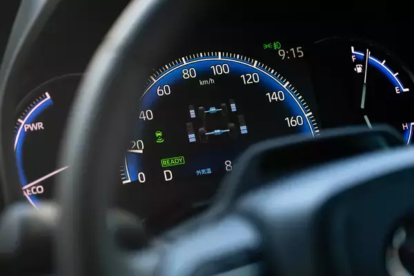 「【試乗】新型ノアヴォクに乗ったら気になったのはオラ顔だけ！　世界最高のミニバンと思える走りと装備をリポートする」の画像