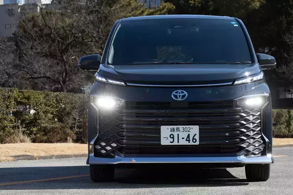 「【試乗】新型ノアヴォクに乗ったら気になったのはオラ顔だけ！　世界最高のミニバンと思える走りと装備をリポートする」の画像