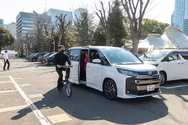 「【試乗】新型ノアヴォクに乗ったら気になったのはオラ顔だけ！　世界最高のミニバンと思える走りと装備をリポートする」の画像