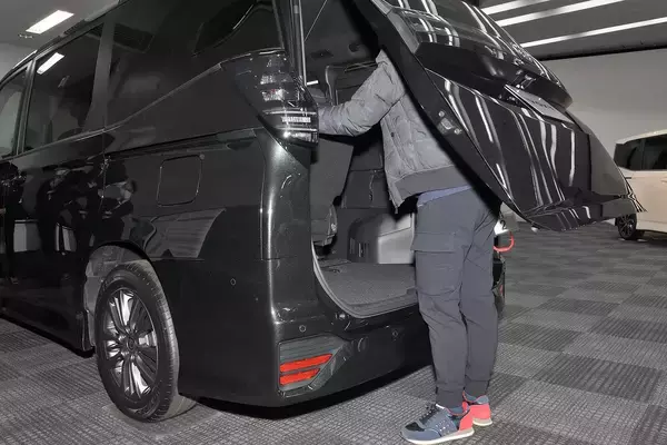 「【試乗】新型ノアヴォクに乗ったら気になったのはオラ顔だけ！　世界最高のミニバンと思える走りと装備をリポートする」の画像