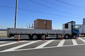 トラックの荷台にかけられたシートをみればドライバーの実力がわかる！　じつは熟練の職人技が重要だった「平ボディのシート張り」