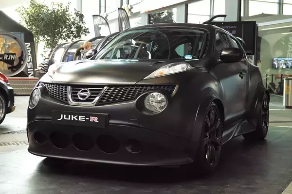 「開けたらスゴイんです！　小柄なボディからは想像できない「でっかいエンジン」を積んだクルマ５選」の画像