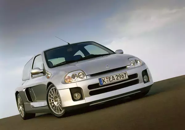 「開けたらスゴイんです！　小柄なボディからは想像できない「でっかいエンジン」を積んだクルマ５選」の画像