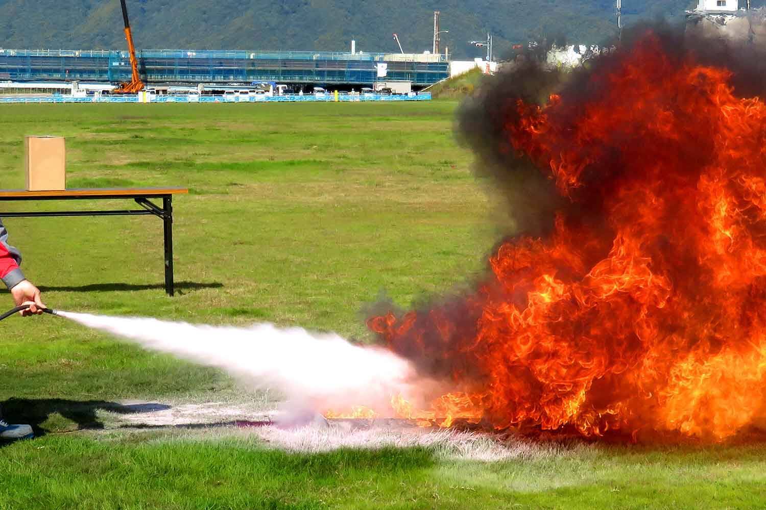 できればお世話になりたくない……けど頼りになる！　クルマの油脂類に引火した際に登場する「化学消防車」がスゴイ