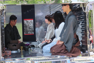 伝統ある東本願寺前でギラギラのデコトラ車内を茶室化して茶会だと!?　強烈インパクトの裏にある壮大な狙い