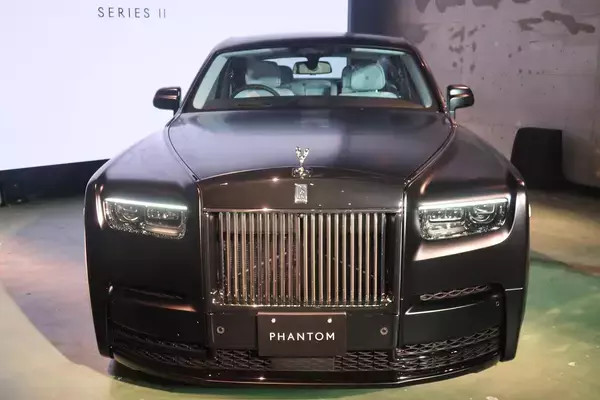 「最高級ロールス・ロイスのなかでもトップに位置するファントム！　マイナーチェンジしたシリーズIIの世界感に圧倒されっぱなし」の画像