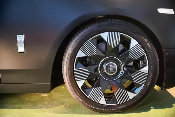 「最高級ロールス・ロイスのなかでもトップに位置するファントム！　マイナーチェンジしたシリーズIIの世界感に圧倒されっぱなし」の画像