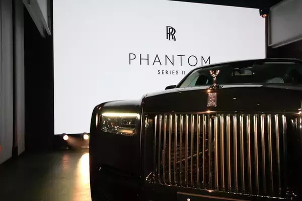 「最高級ロールス・ロイスのなかでもトップに位置するファントム！　マイナーチェンジしたシリーズIIの世界感に圧倒されっぱなし」の画像