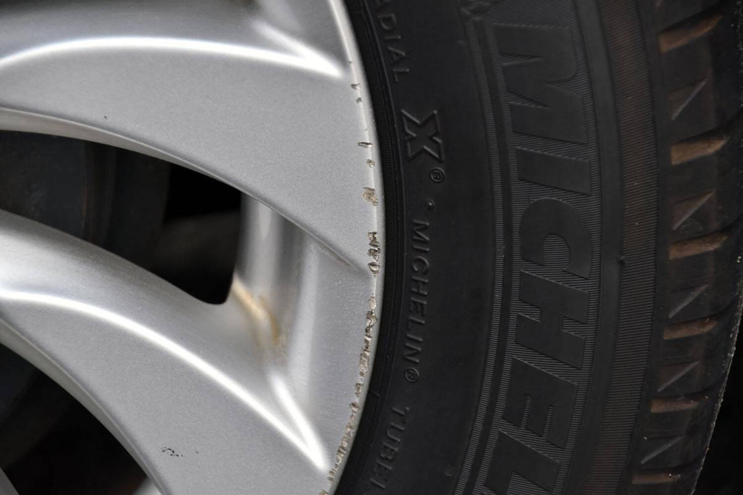 「ガリッ！」やっちまった……のあとはどうする？　クルマには「放置してもいいキズ」「すぐに直すべきキズ」があった