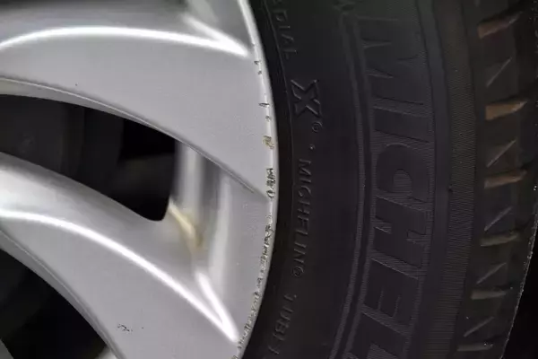 「「ガリッ！」やっちまった……のあとはどうする？　クルマには「放置してもいいキズ」「すぐに直すべきキズ」があった」の画像