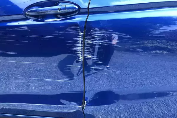 「「ガリッ！」やっちまった……のあとはどうする？　クルマには「放置してもいいキズ」「すぐに直すべきキズ」があった」の画像