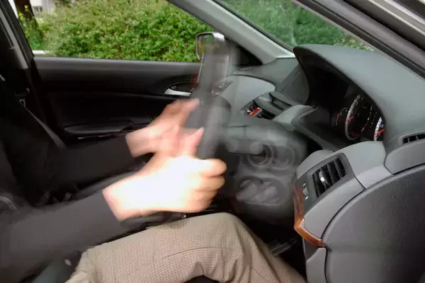 「同乗者が不快に感じるクルマの「ムダな動き」はナゼ出る？　運転下手を脱出するちょっとしたコツとは」の画像