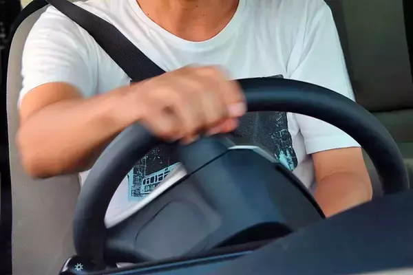 「同乗者が不快に感じるクルマの「ムダな動き」はナゼ出る？　運転下手を脱出するちょっとしたコツとは」の画像