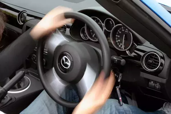 「同乗者が不快に感じるクルマの「ムダな動き」はナゼ出る？　運転下手を脱出するちょっとしたコツとは」の画像