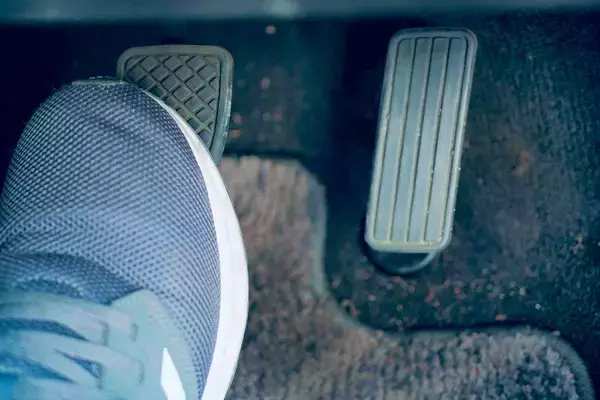 「同乗者が不快に感じるクルマの「ムダな動き」はナゼ出る？　運転下手を脱出するちょっとしたコツとは」の画像