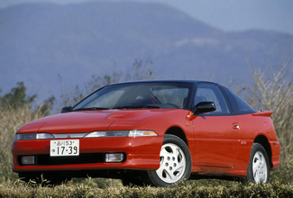 日産車に激似のこのクルマは……ともあれ三菱が伝統ある「エクリプス」の名を絶やさぬことに乾杯!!