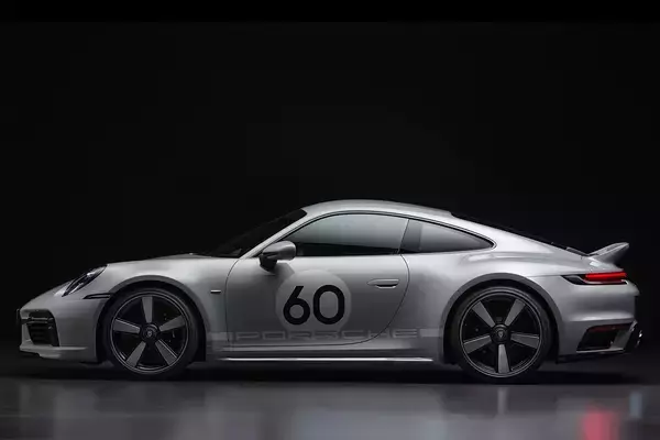 「ダックテールのナナサンカレラを現行モデルで再定義！　ポルシェ911スポーツクラシックを1250台限定発売」の画像