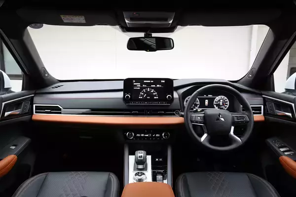 「電動SUVの２台は隠れ兄弟車！　日産エクストレイルと三菱アウトランダーはどっちを買うのが正解か徹底比較した」の画像