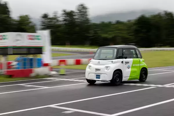 「もっと「おもちゃ感」全開かと思いきや「ちゃんとクルマ」してる！　チューニングされた「シトロエン・アミ」が楽しすぎた」の画像