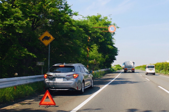 「路肩」は俗称で「路側帯」が正式名称……とかじゃない！ 　別モノな上に法令で許された「駐停車の方法」も異なっている