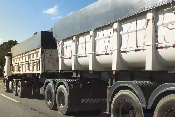 「大型トラック２台分の輸送力！　腕も資格も走る場所も難易度高めだけど「ダブルトレーラー」もドライバー不足解決の鍵!!」の画像