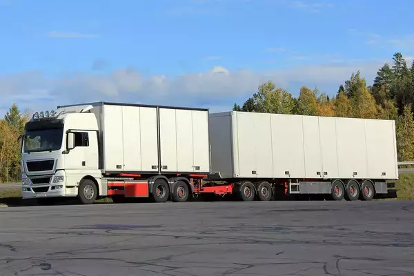 「大型トラック２台分の輸送力！　腕も資格も走る場所も難易度高めだけど「ダブルトレーラー」もドライバー不足解決の鍵!!」の画像