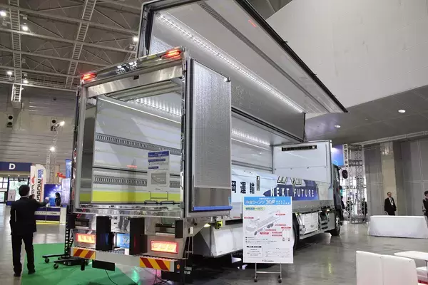 「トラックへの荷物の積み降ろしが劇的にラクになる！　「ウイングボディ」はいまや日本の技術力で冷蔵＆冷凍車まで誕生していた」の画像