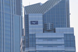 ミズノとクルマ業界との繋がりがますます太くなる！　HRCに提供するウェアの現物がついに登場【大阪オートメッセ2026】