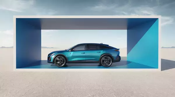 「なんと最初は新興国向け!?　世界公開されたクロスオーバーSUV「プジョー408」が衝撃のカッコ良さ！」の画像